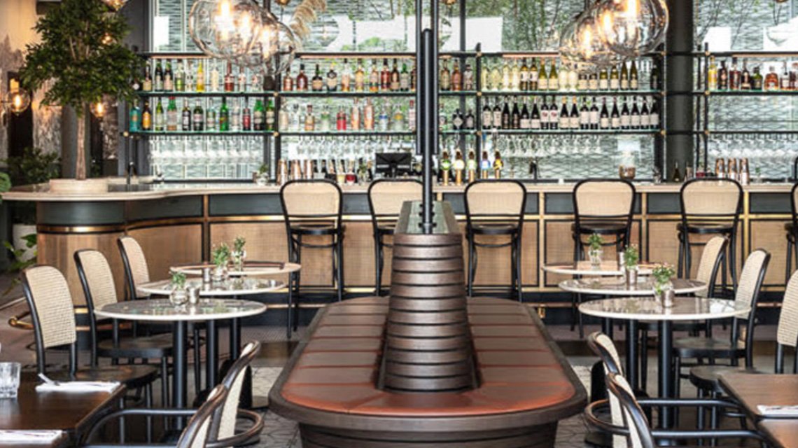 habillage du bar d'une brasserie suédoise en treillis métallique laiton design by banker wire  - <p>habillage mural du bar d’une brasserie suédoise en treillis métallique laiton design by banker wire</p>