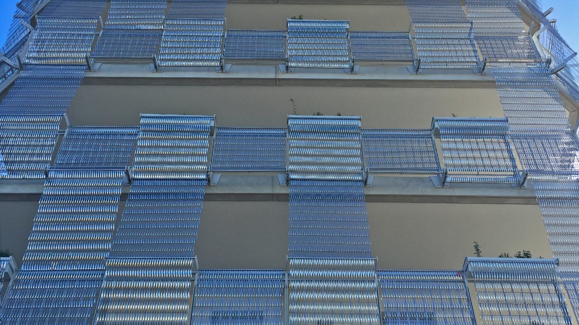 Façade en maille métallique spiralée inox EIFFEL30150 @maillemetaldesign - <p>maille métallique INOX spiralée en façade des logements EOS ville de Montpellier @maillemetaldesign maille métallique pour l’architecture et le design</p>