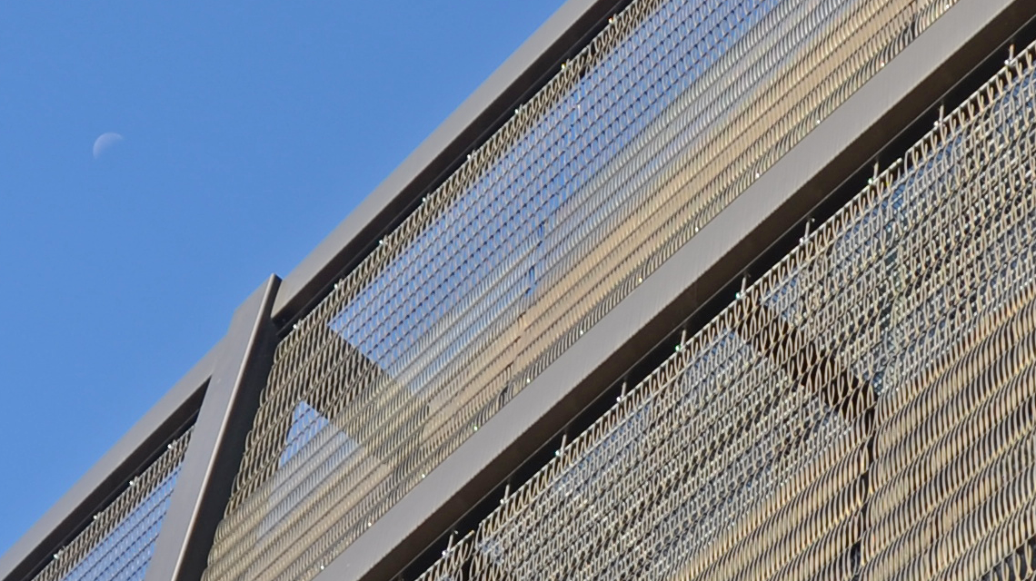 Façade double peau en résille métallique aluminium anodisé bronze EIFFEL www.maillemetaldesign.fr