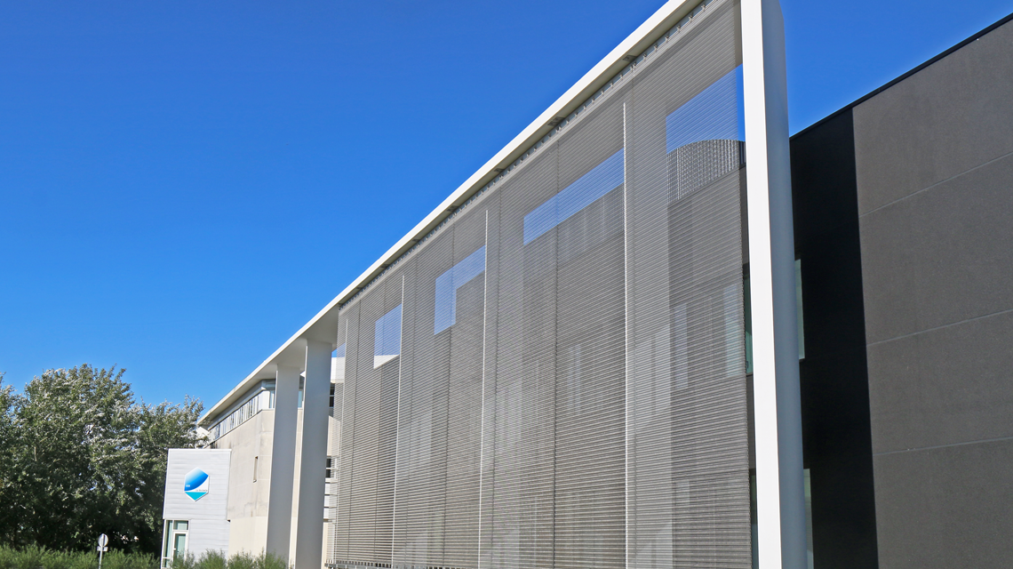 Façade en maille métallique inox CODERCH - @maillemetaldesign