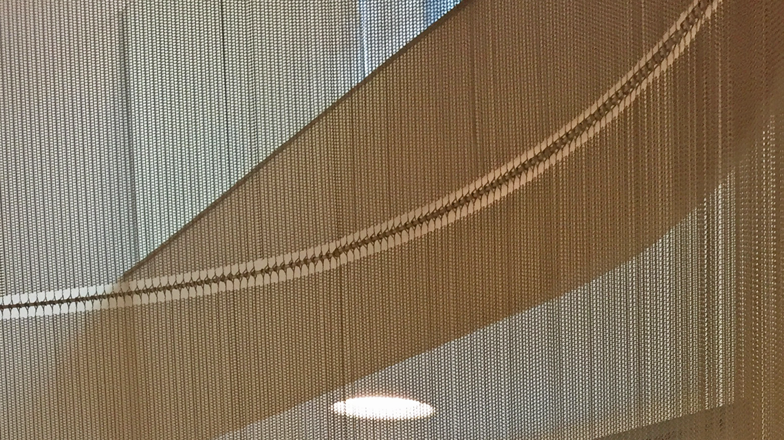 Parement d'escalier en maille métallique MIES inox coloré @maillemetaldesign