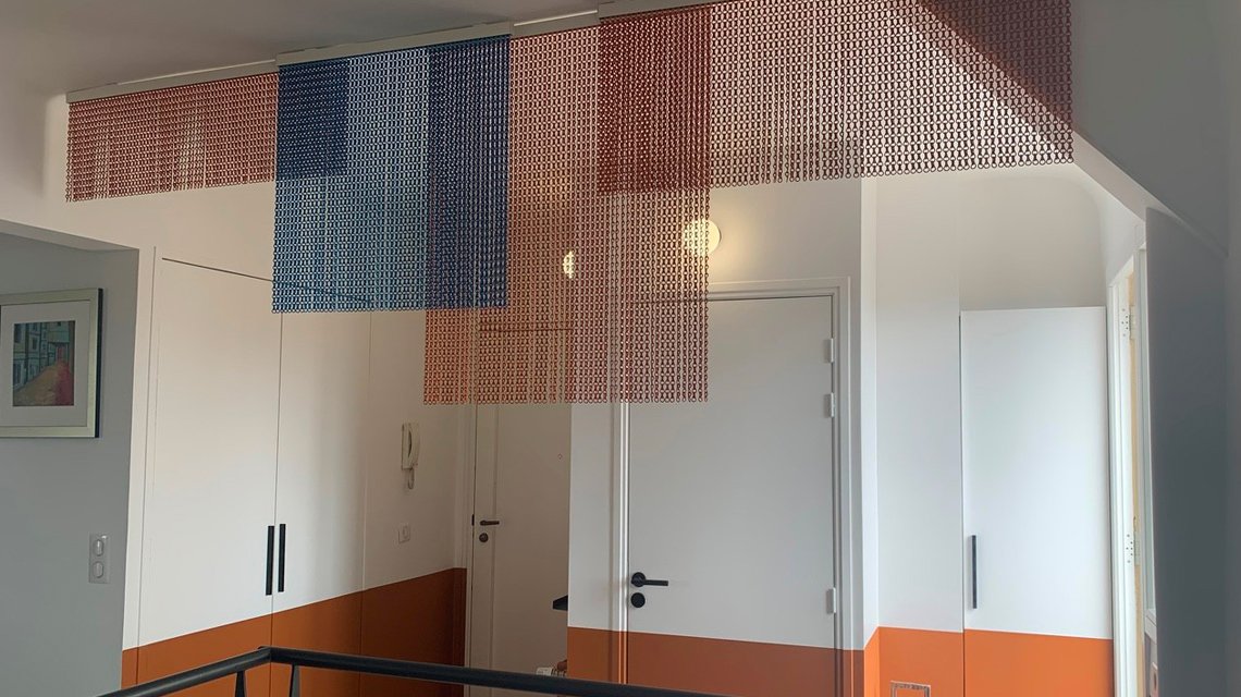plafond design sur mesure en chaînes à maillons aluminium kriskadecor - <p>plafond design sur mesure en chaînes à maillons aluminium kriskadecor</p>