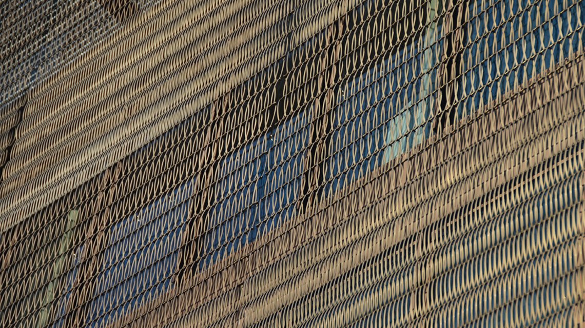 Façade double peau en résille métallique aluminium anodisé bronze EIFFEL www.maillemetaldesign.fr