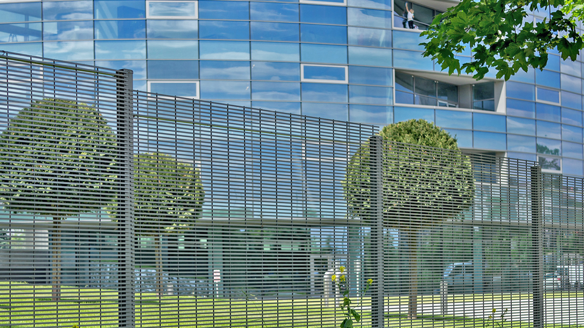 Clôture en grille électro-soudée SLOT www.maillemetaldesign.fr - <p>Clôture en grille électro-soudée SLOT <a href=