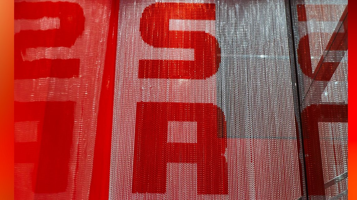 Habillage décoratif en chaînes aluminium – boutique Sonia Rykiel - <p>Installation décorative en chaînes à maillons aluminium Kriskadecor intégrée dans l’aménagement d’une boutique.</p>