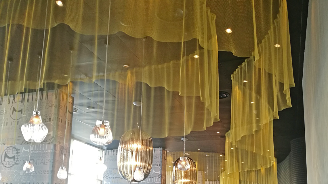 maille métallique plafond restaurant architecture et design sur mesure M&M Laiton www.maillemetaldesign.fr  - <p>maille métallique plafond restaurant architecture et design sur mesure M&M Laiton <a href=