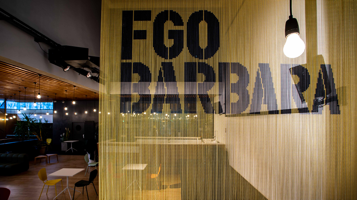 rideau aluminium avec logo séparateur d'espaces FGO Barbara Paris www.maillemetaldesign.fr - <p>rideau aluminium avec logo séparateur d’espaces FGO Barbara Paris <a href=