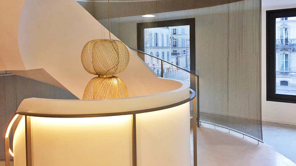 Parement d'escalier en maille métallique MIES inox coloré @maillemetaldesign