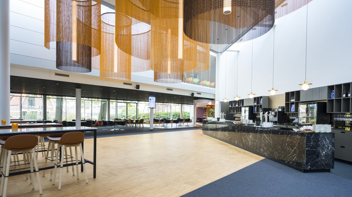 luminaires en chaînes à maillons aluminium kriskadecor pour ce théâtre - <p>luminaires en chaînes à maillons aluminium kriskadecor pour ce théâtre</p>