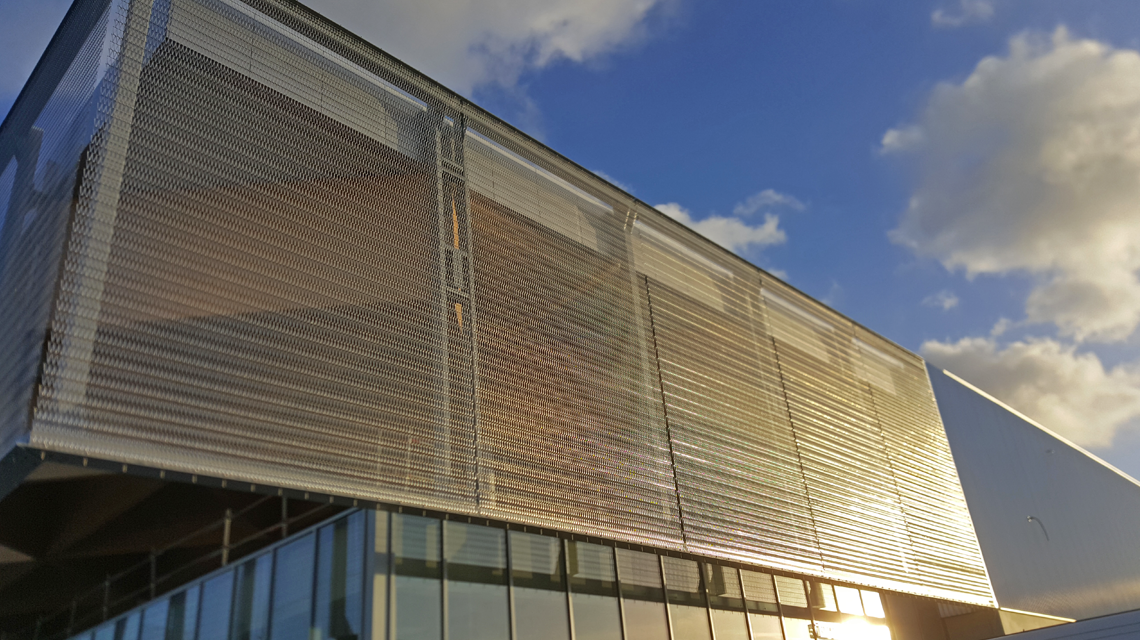 maille métallique spiralée inox en façade article presse Metal Flash