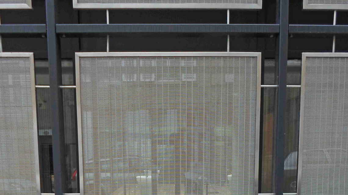 Panneaux en maille métallique câblée inox AALTO www.maillemetaldesign.fr