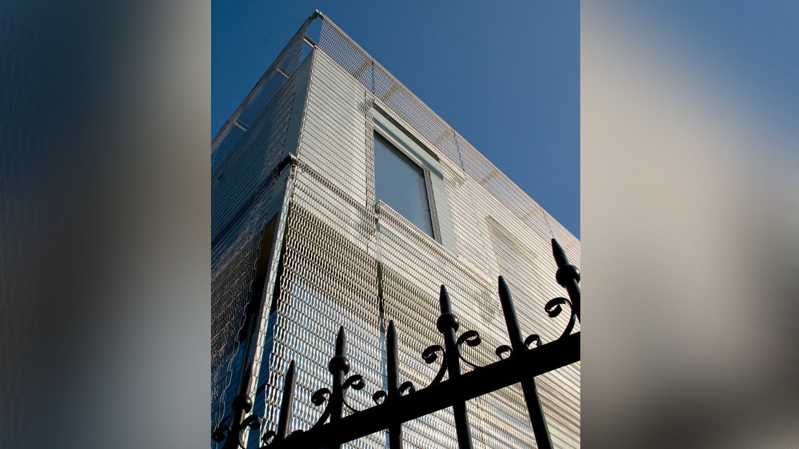 Façade en maille métallique spiralée fabriquée sur mesure en acier inoxydable 316L par notre fabricant Codina pour le projet de la réhabilitation du Triangle Historique de Roland Garros à Paris @maillemetaldesign  - <p>Façade en maille métallique spiralée fabriquée sur mesure en acier inoxydable 316L par notre fabricant Codina pour le projet de la réhabilitation du Triangle Historique de Roland Garros à Paris @maillemetaldesign</p>
