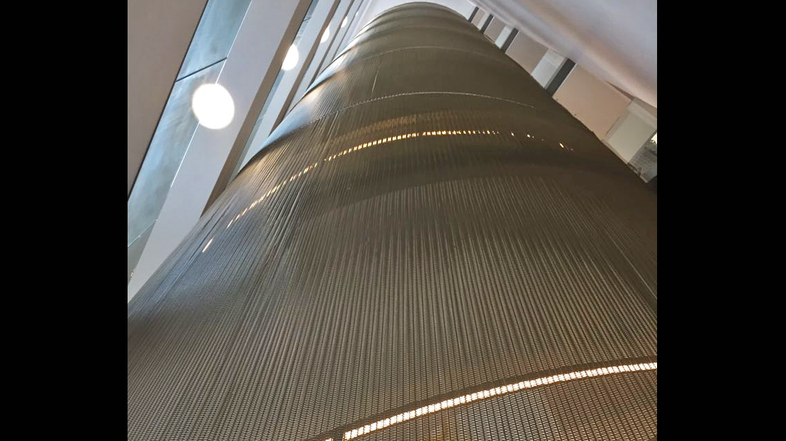 Parement d'escalier en maille métallique MIES inox coloré @maillemetaldesign