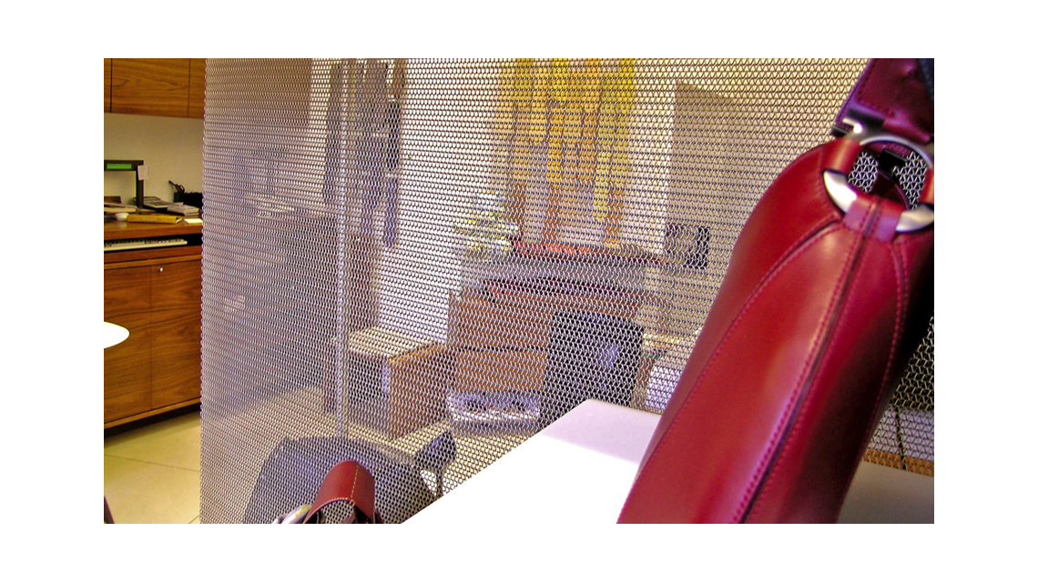 habillage de vitrine en maille métallique spiralée inox www.maillemetaldesign.fr  - <p>habillage de vitrine en maille métallique spiralée inox <a href=