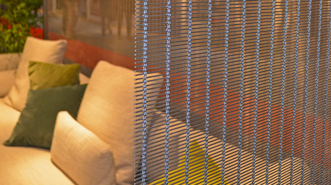 Cloisons stand Triss - maille métallique câblée SAGITTARIUS P11432 acier inox www.maillemetaldesign.fr