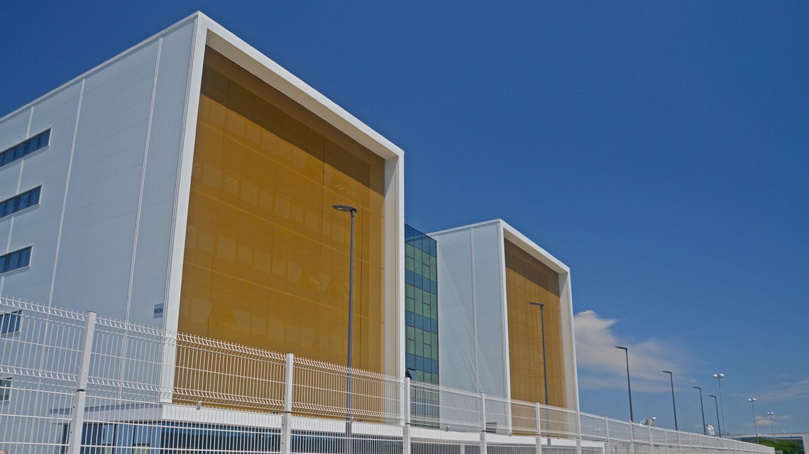 Façades du bâtiment M06 AIRBUS Toulouse en maille métallique câblée. - <p>Maille métallique câblée sagittarius p11432 inox + peinture or. <a href=