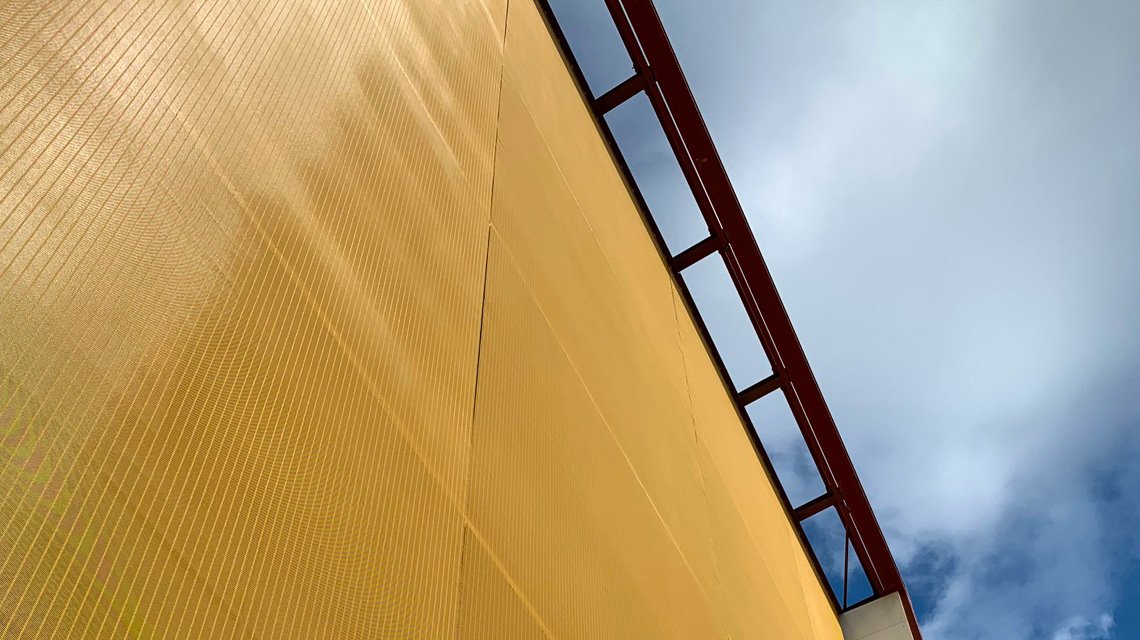 Façades du bâtiment M06 AIRBUS Toulouse en maille métallique câblée. - <p>Maille métallique câblée sagittarius p11432 inox + peinture or. <a href=