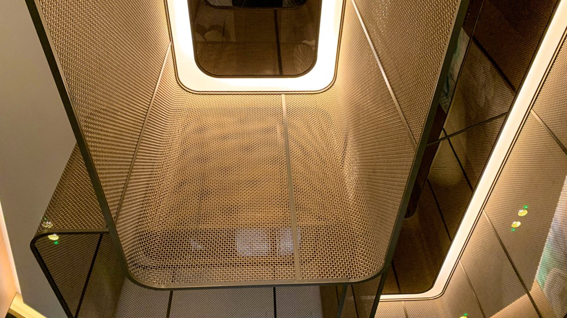 plafond sur mesure en maille métallique rigide inox et bronze Banker Wire @maillemetaldesign - <p>plafond sur mesure en maille métallique rigide inox et bronze Banker Wire @maillemetaldesign</p>
