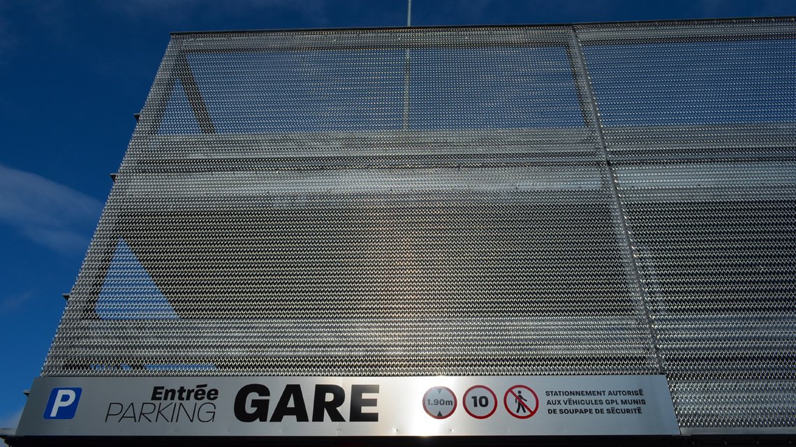 Façade du parking SNCF de la gare de Dreux en maille métallique spiralée INOX, modèle EIFFEL4050 www.maillemetaldesign.fr - <p>Façade du parking SNCF de la gare de Dreux en maille métallique spiralée INOX, modèle EIFFEL4050 <a href=