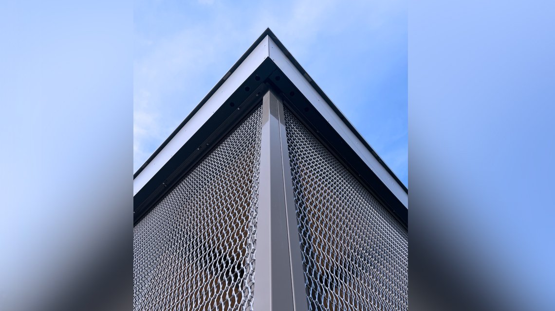 Façade métallique Aéroport Valence @maillemetaldesign - <p>Façade d’une partie du bâtiment de l’aéroport de Valence-Chabeuil en maille métallique spiralée fabriquée sur mesure, en acier inoxydable 316L.</p>