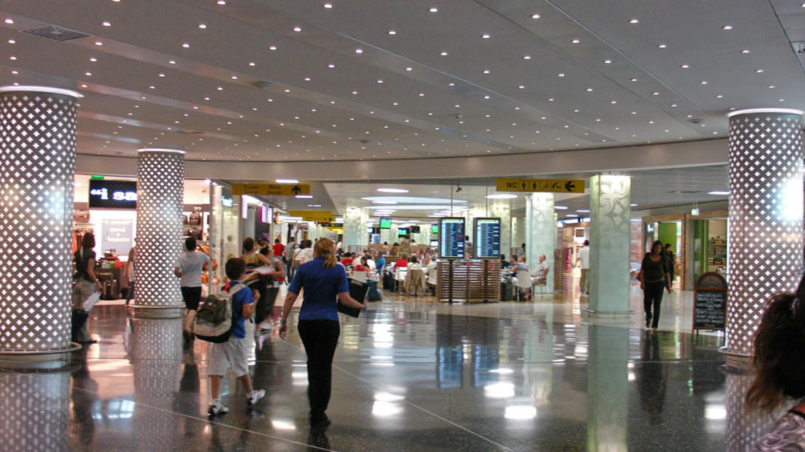 Revêtement colonnes en tôles perforées personnalisées wellTEC® aéroport Lisbonne www.maillemetaldesign.fr