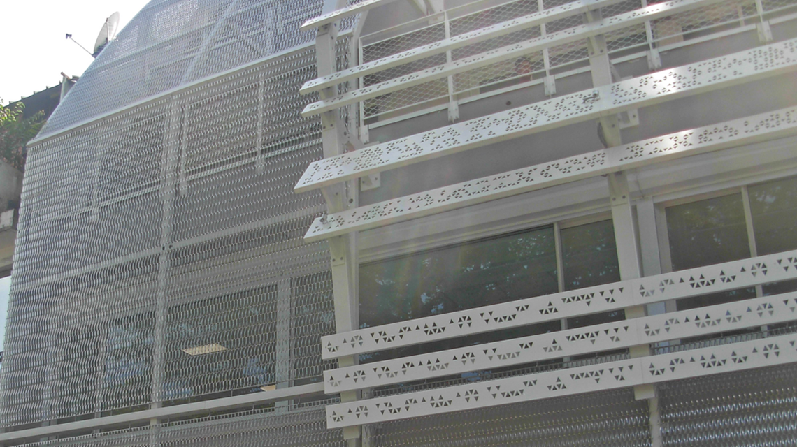 Façade en maille métallique spiralée inox EIFFEL40100 www.maillemetaldesign.fr