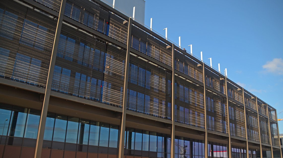 Façade double peau en maille métallique mixée aluminium anodisé bronze EIFFEL www.maillemetaldesign.fr