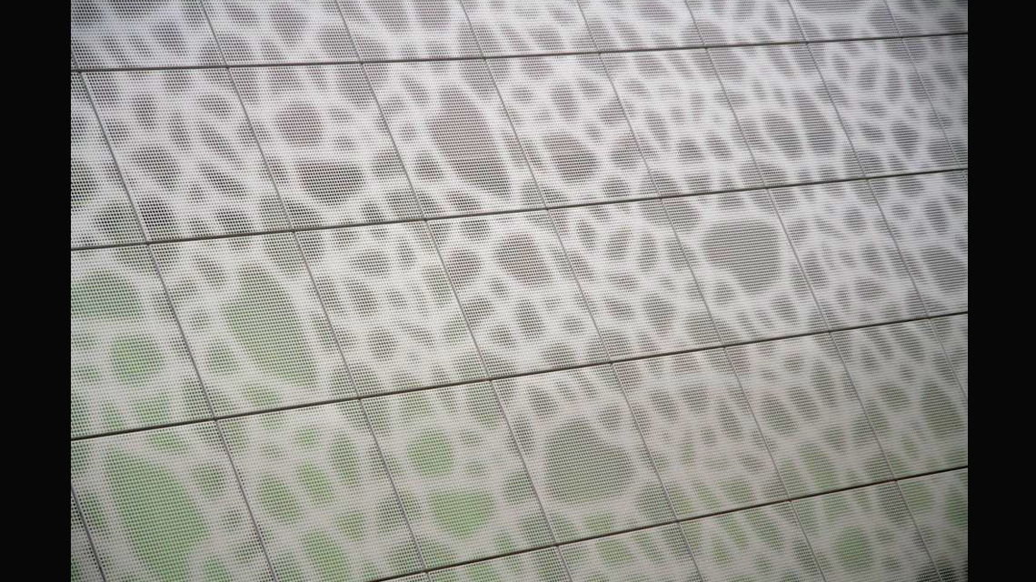 Façades tôles perforées rétro-éclairées centre commercial Galeria Kaufhof www.maillemetaldesign.fr