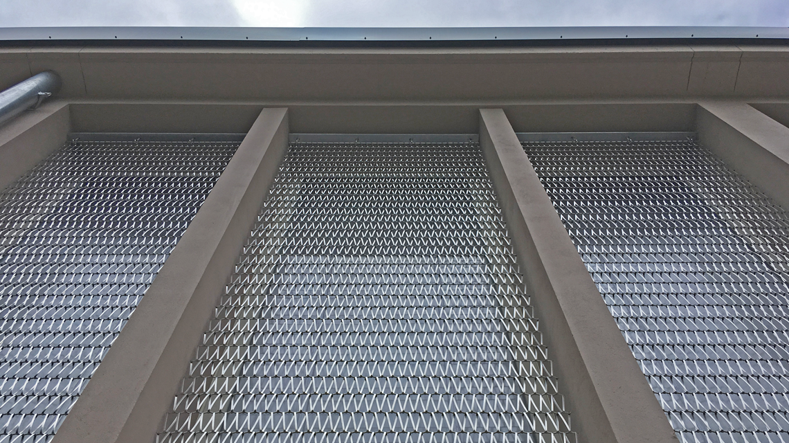Façades vitrées en maille métallique inox EIFFEL40100 www.maillemetaldesign.fr