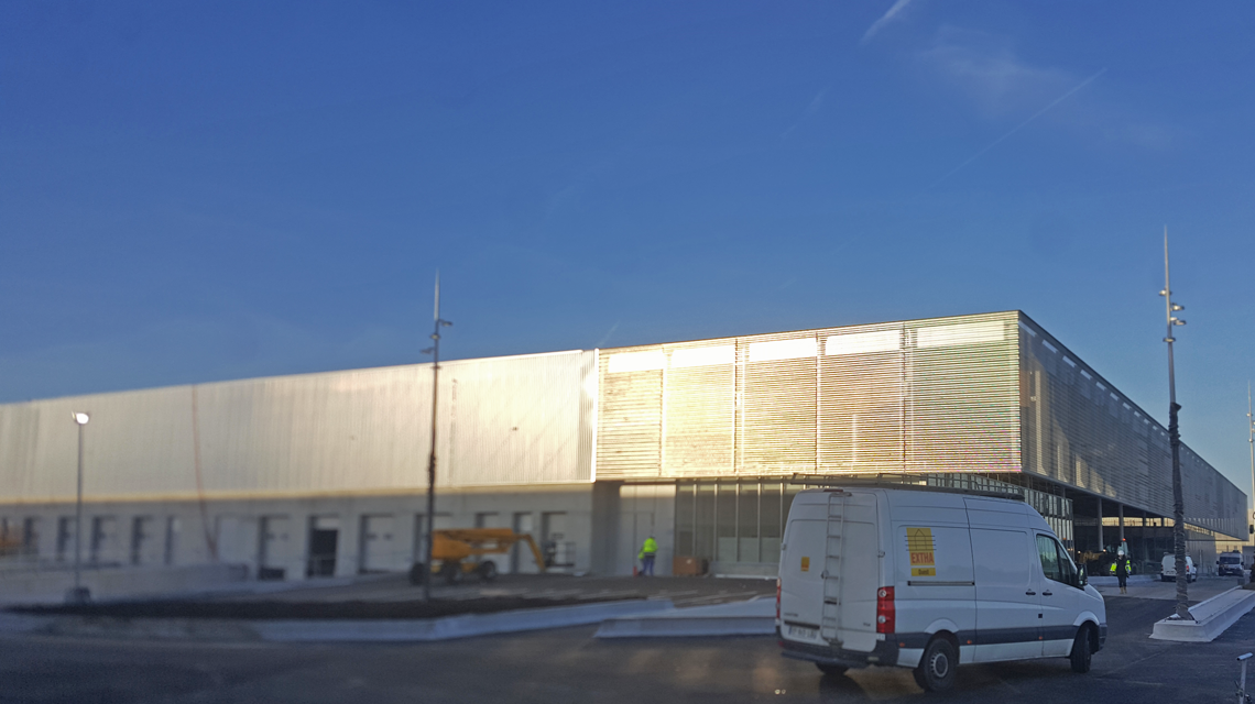 Façades en maille métallique spiralée inox EIFFEL40100 www.maillemetaldesign.fr