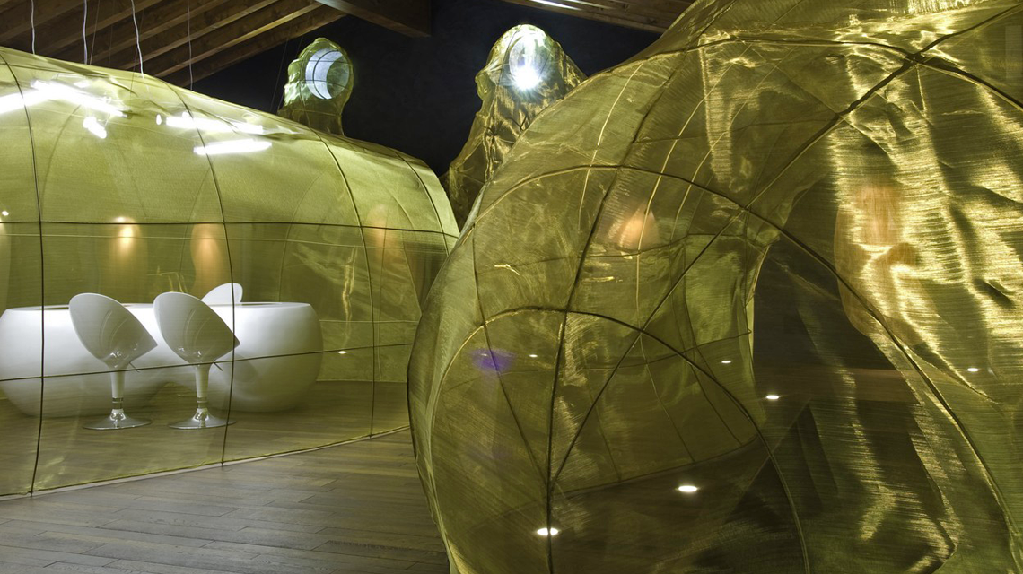 Séparateurs d'espace en résille métallique fine Dune Oro Showroom www.maillemetaldesign.fr