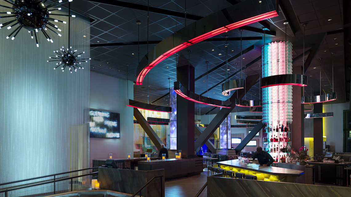 Habillage mural en chaînes à maillons aluminium colorées kriska NOVOTEL Tima Square NY www.maillemetaldesign.fr