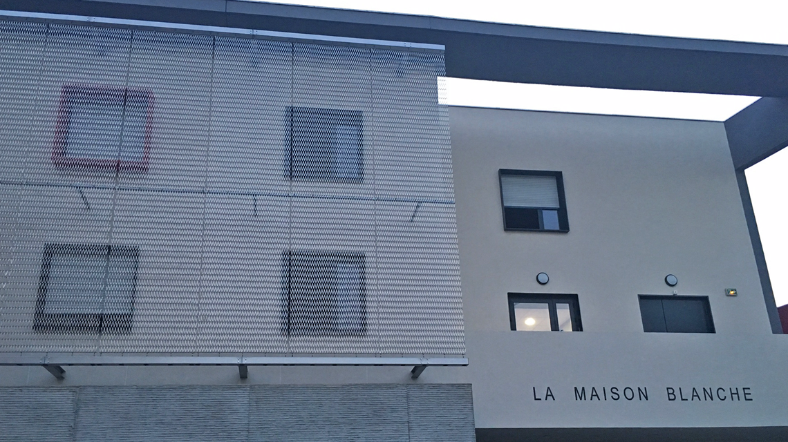 Façade en maille métallique spiralée inox EIFFEL40100 www.maillemetaldesign.fr