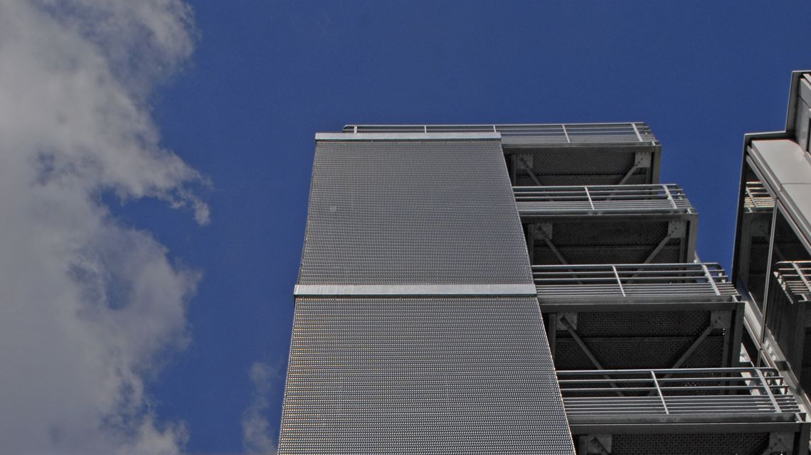 Parement escalier extérieur en maille métallique INOX EIFFEL1550 @maillemetaldesign