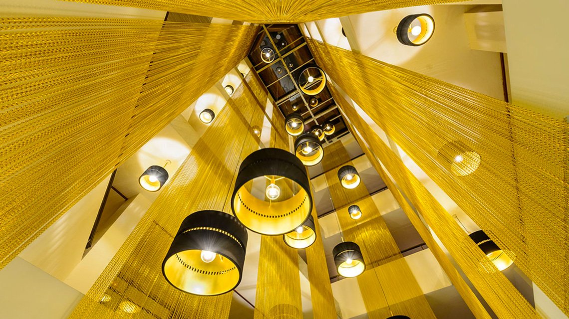 Habillage plafond en chaînes à maillons Kriskadecor Aparthotel Ibiza - <p>Application en plafond des chaînes à maillons kriskadecor en aluminium anodisé or brillant</p>