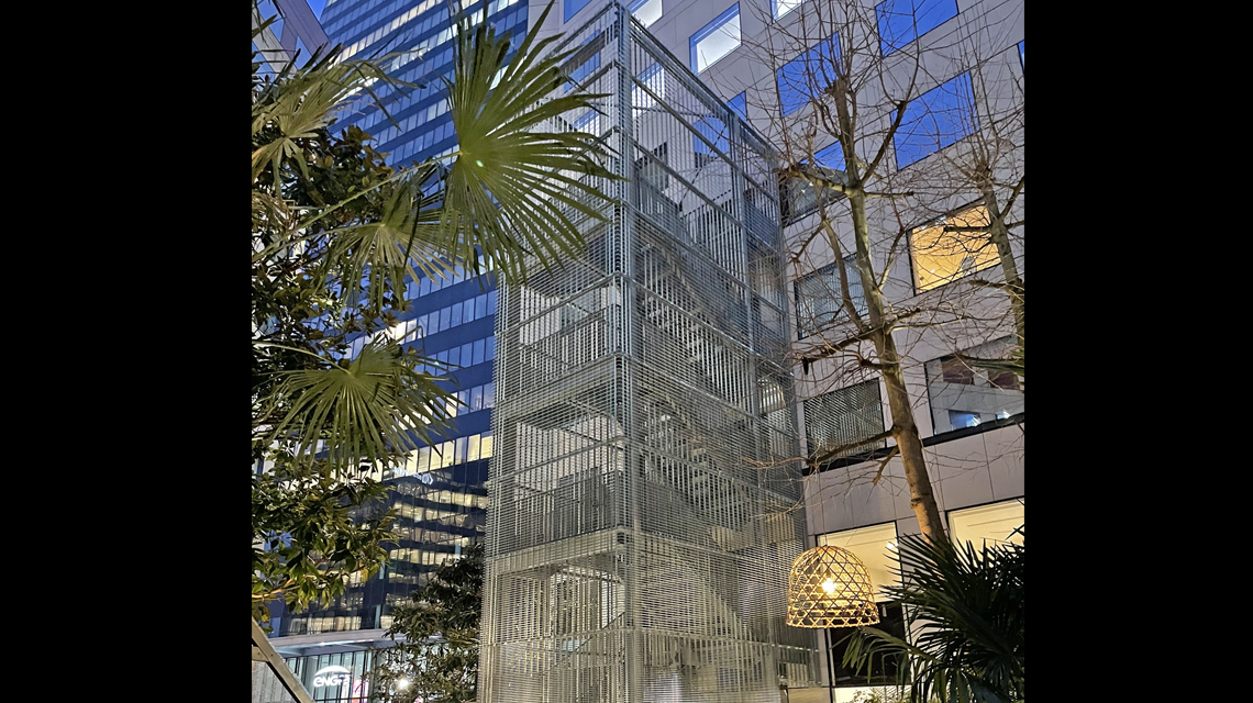 Parement escalier grille électro-soudée ARRAS acier galvanisé La Défense www.maillemetaldesign.fr