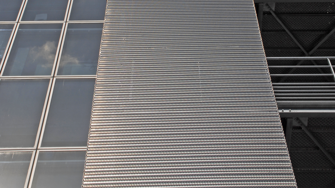 Parement escalier extérieur en maille métallique INOX EIFFEL1550 @maillemetaldesign