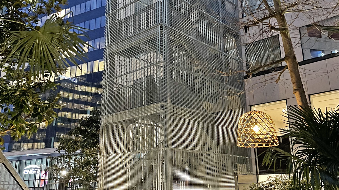 Parement escalier grille électro-soudée ARRAS acier galvanisé La Défense www.maillemetaldesign.fr