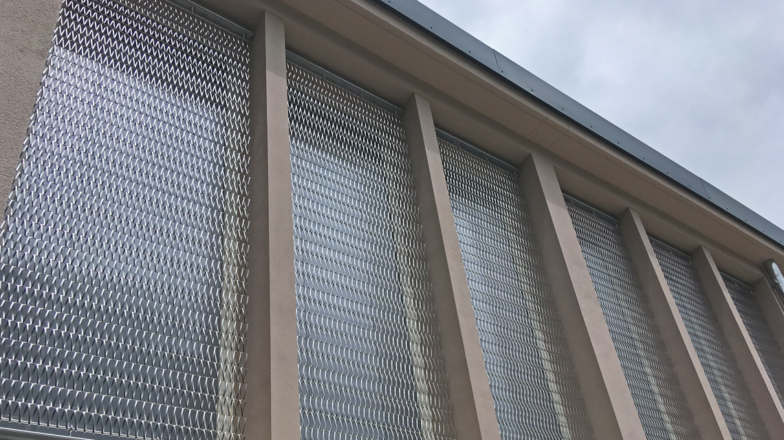 Façades vitrées en maille métallique inox EIFFEL40100 www.maillemetaldesign.fr