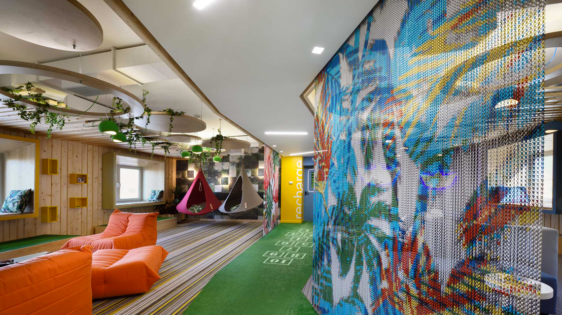 Séparateur d'espaces bureaux chaînes à maillons aluminium imprimées kriska www.maillemetaldesign.fr - <p>Séparateur d’espaces bureaux chaînes à maillons aluminium imprimées kriskadecor</p>