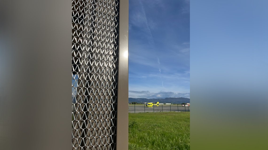 Façade métallique Aéroport Valence @maillemetaldesign - <p>Façade d’une partie du bâtiment de l’aéroport de Valence-Chabeuil en maille métallique spiralée fabriquée sur mesure, en acier inoxydable 316L.</p>