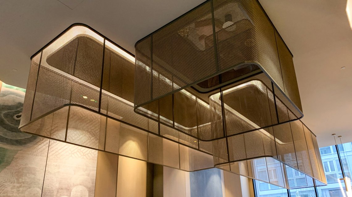 plafond sur mesure en maille métallique rigide inox et bronze Banker Wire @maillemetaldesign - <p>plafond sur mesure en maille métallique rigide inox et bronze Banker Wire @maillemetaldesign</p>