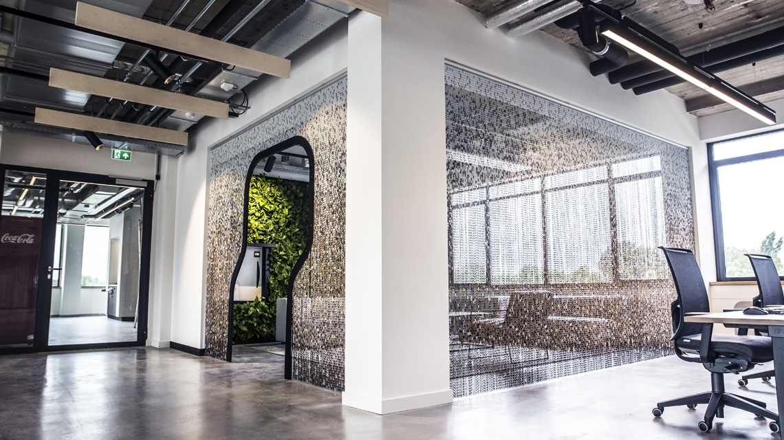 Séparateur d'espaces bureaux chaînes à maillons aluminium kriskadecor www.maillemetaldesign.fr