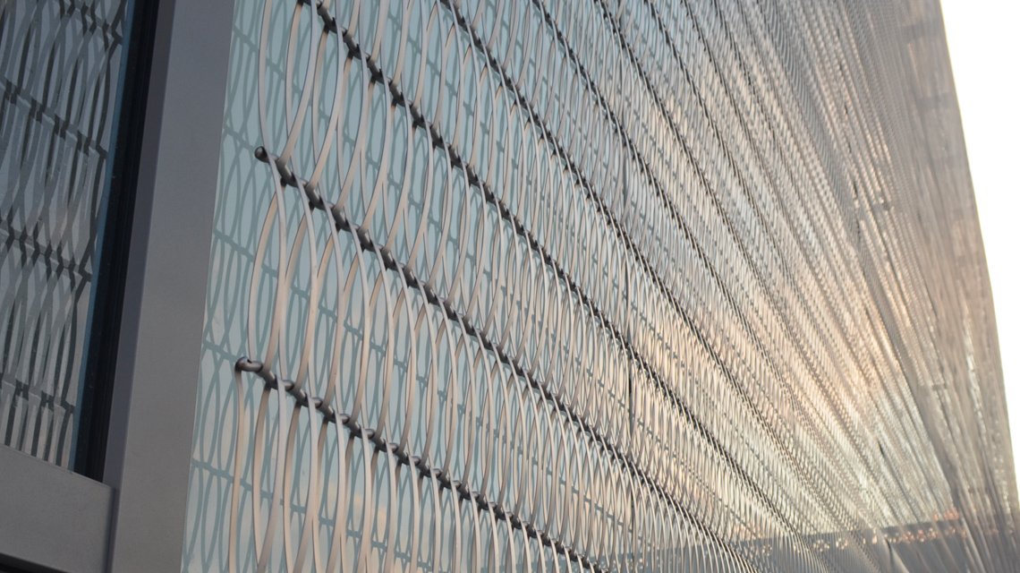 Façade en maille métallique spiralée fabriquée sur mesure en acier inoxydable 316L par notre fabricant Codina pour le projet de la réhabilitation du Triangle Historique de Roland Garros à Paris @maillemetaldesign  - <p>Façade en maille métallique spiralée fabriquée sur mesure en acier inoxydable 316L par notre fabricant Codina pour le projet de la réhabilitation du Triangle Historique de Roland Garros à Paris @maillemetaldesign</p>