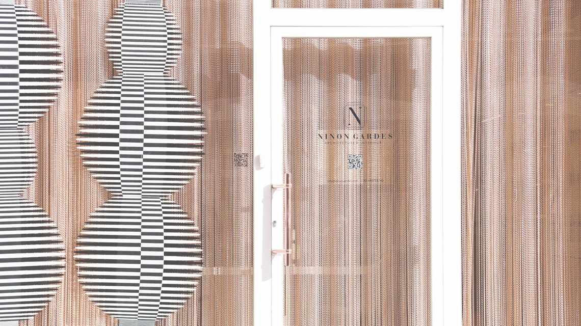 Rideau sur mesure en chaînes à maillons aluminium anodisé pour une vitrine d'agence d'architectes  - <p>Rideau sur mesure en chaînes à maillons aluminium anodisé pour une vitrine d’agence d’architectes</p>