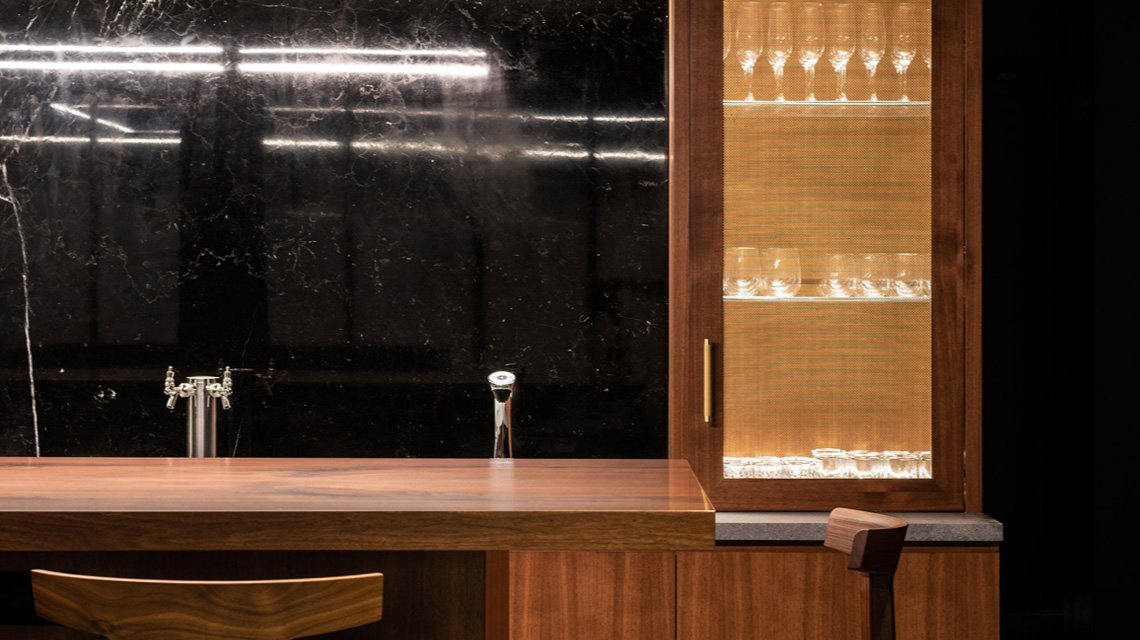 maille métallique S-52 finition bronze mise en oeuvre en remplissage de portes d'armoire  - <p>maille métallique rigide fabriquée sur mesure pour des applications architecturales intérieures. Le modèle S-52, fabriqué par Banker Wire, a été sélectionné comme remplissage de portes d’armoires et de paravents pour des bureaux à New York City.</p>