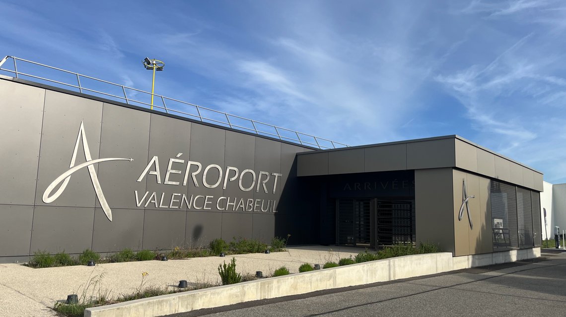 Façade métallique Aéroport Valence @maillemetaldesign - <p>Façade d’une partie du bâtiment de l’aéroport de Valence-Chabeuil en maille métallique spiralée fabriquée sur mesure, en acier inoxydable 316L.</p>