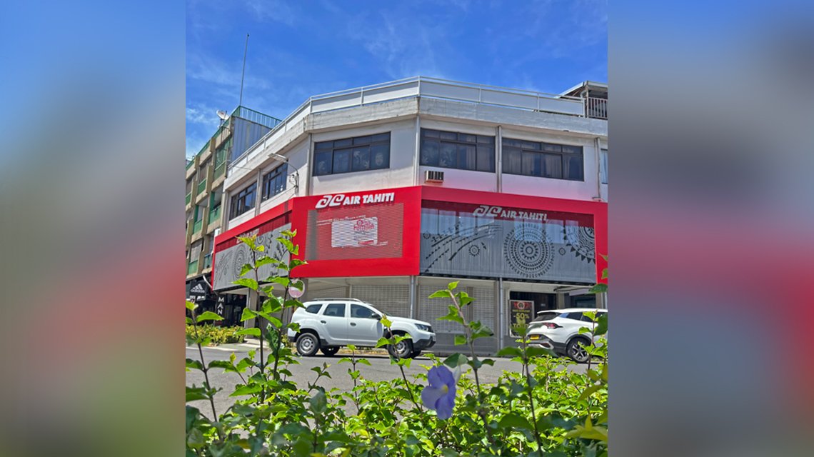 Façade des bureaux Air Tahiti en chaînes à maillons aluminium design by kriskadecor  - <p>Façades des bureaux Air Tahiti situés à Papeete et habillées sur mesure par les chaînes à maillons Kriskadecor avec le système de fixation et de tension KDC Thin System.</p>