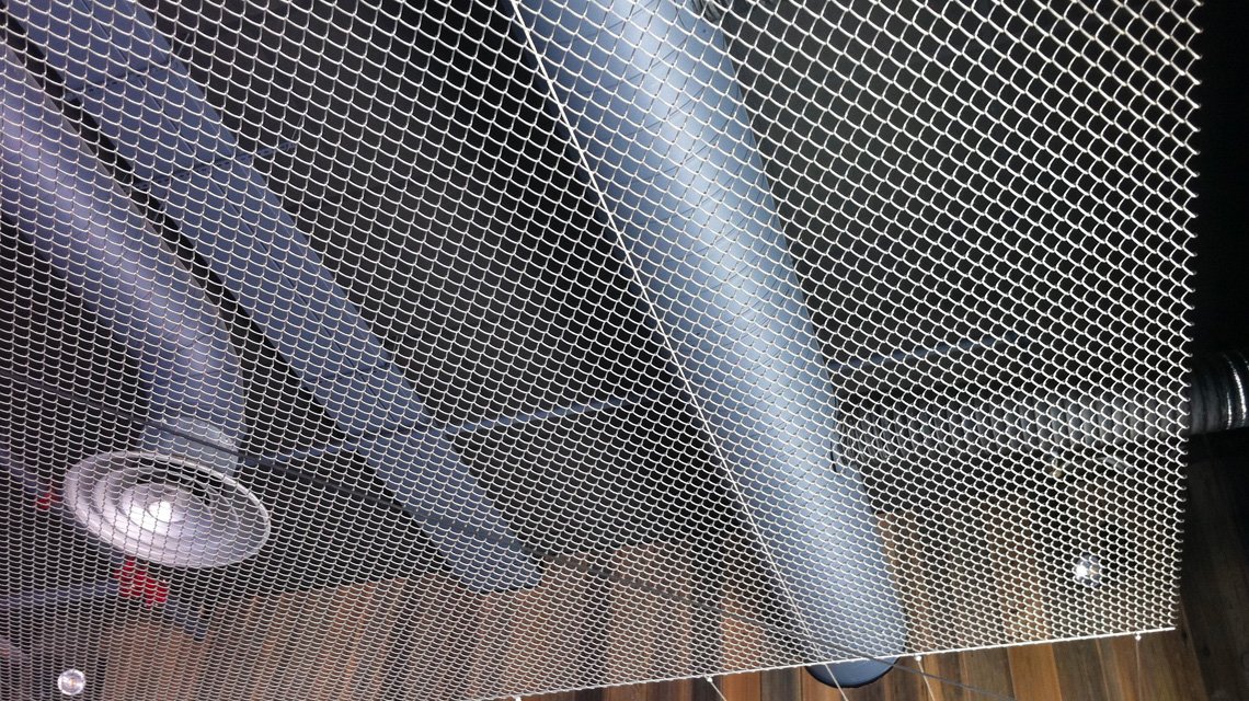plafond en maille métallique tendue en acier inoxydable GAUDI F @maillemetaldesign  - <p>maille métallique acier inoxydable fabriquée sur mesure pour l’architecture d’intérieur et d’extérieure : garde-corps, habillage mural, plafond, mobilier, façade, clôture</p>