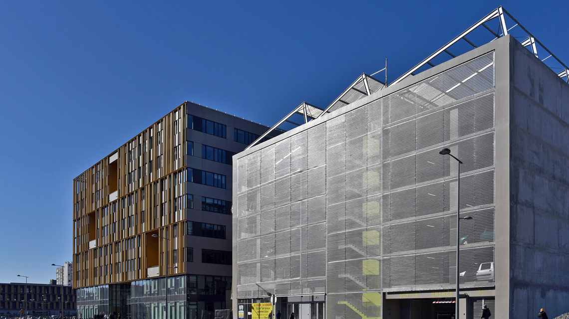 Façade en maille métallique inox spiralée EIFFEL4050 www.maillemetaldesign.fr